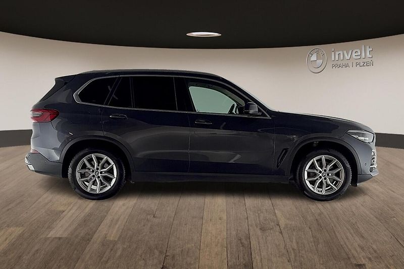 BMW X5 xDrive30d - fotka 2 z 12