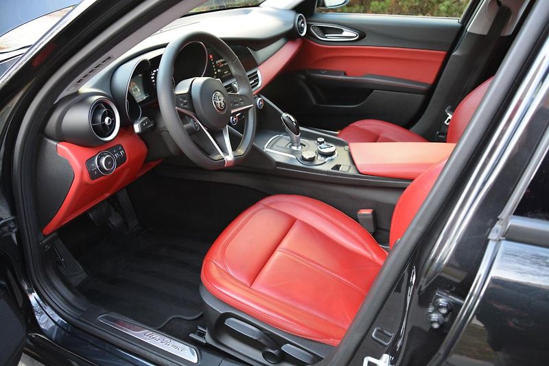 Alfa Romeo Giulia (2018) 2.2 jTDm Super Business plus A - fotka 9 z 20