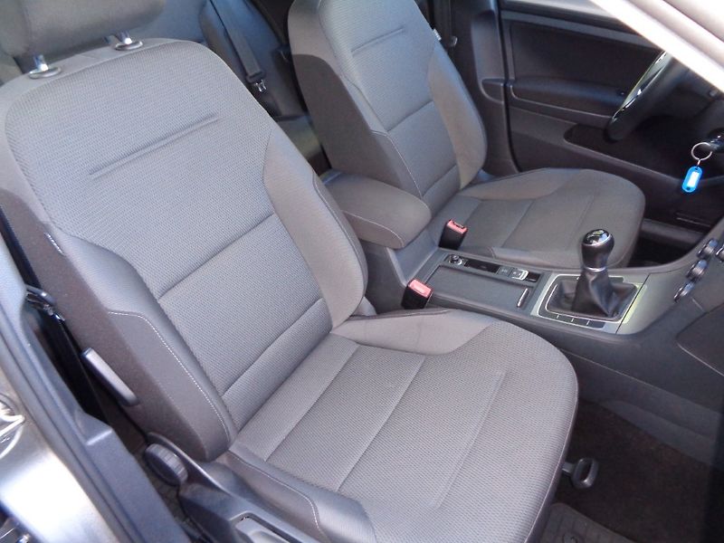 Volkswagen Golf Comfortline  1.2 TSI  81 kW M6 - fotka 15 z 24