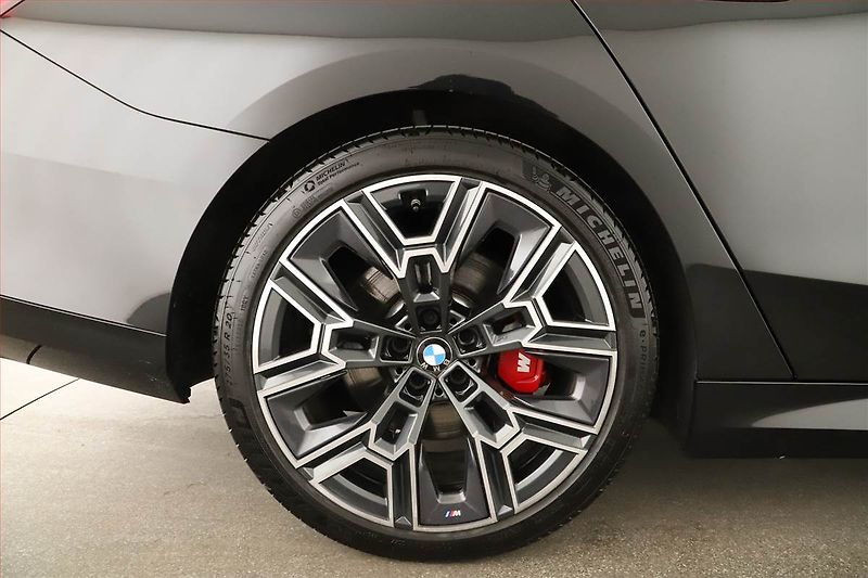 BMW Řada 5 (2025) 540d xDrive - fotka 12 z 22
