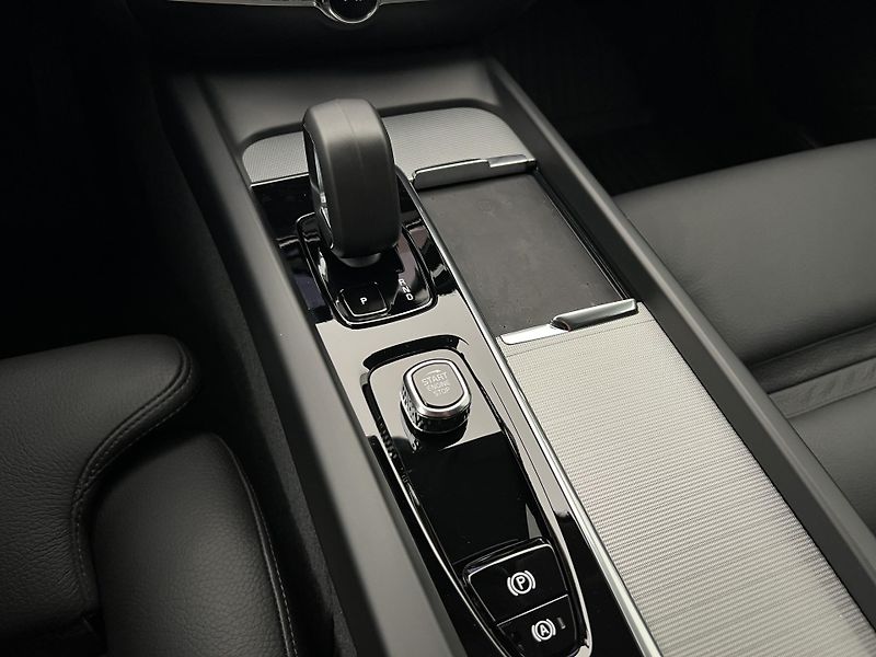 Volvo V60 B4 DARK PLUS 1. maj. - fotka 27 z 41