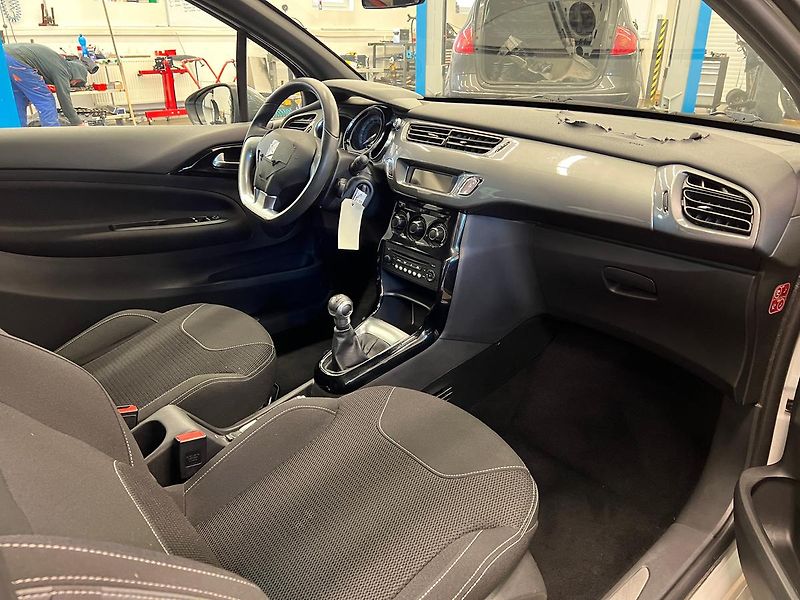 Citroën DS3 1.2 VTI 60kW - fotka 12 z 19