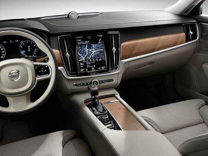 Volvo V90.