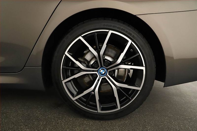 BMW Řada 5 (2023) M Sport 530e - fotka 12 z 25