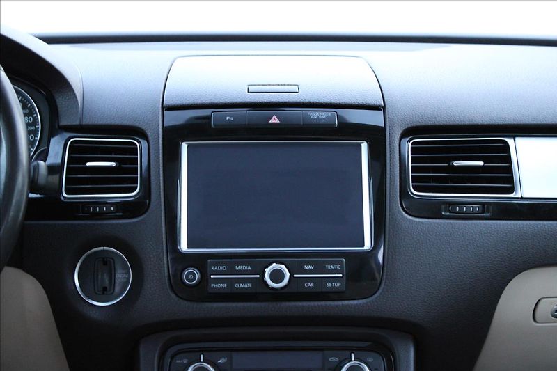 Volkswagen Touareg 3.0 TDI V6/PANOR/TAŽNÉ/NEZ.TOP - fotka 21 z 39