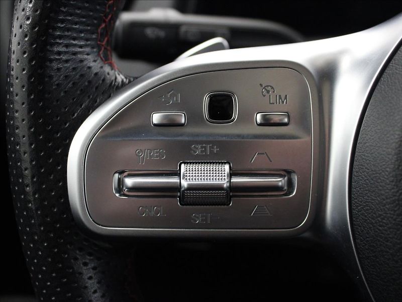 Mercedes-Benz GLB 2,0 250 4Matic AMG Line - fotka 18 z 39