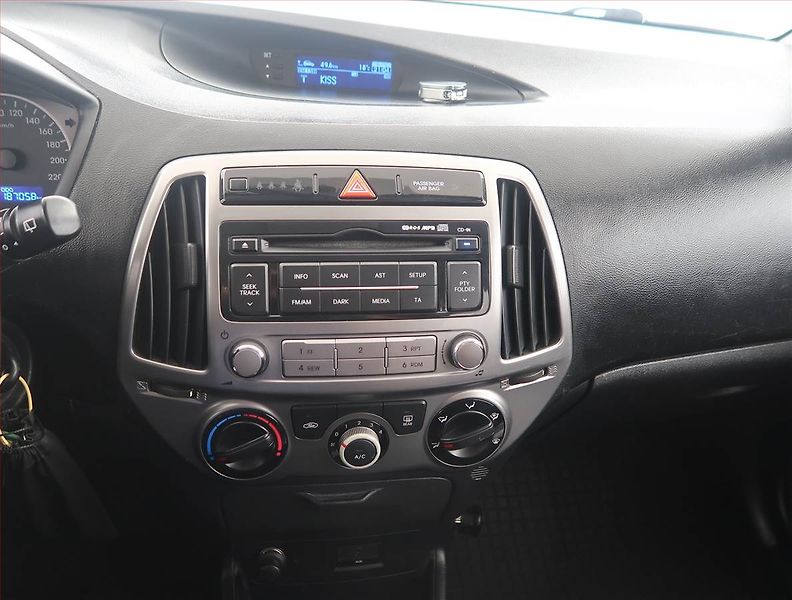 Hyundai i20 (2012) 1.2, Serv.kniha, zamluveno - fotka 12 z 14