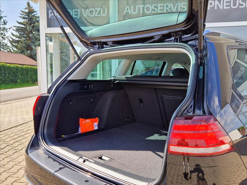 Volkswagen Golf 1,6 TDI JOIN EDITION LED NOSIČ - fotka 11 z 43