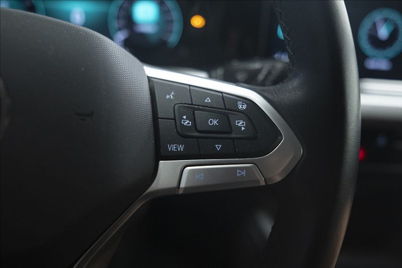 Volkswagen Golf 1,5 TSI KEYLESS KAMERA VÝHŘEV - fotka 24 z 42