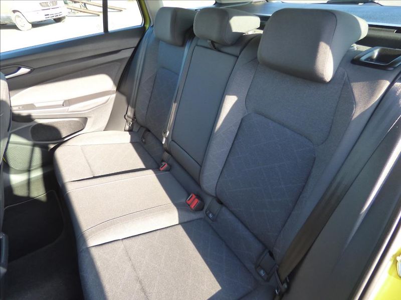 Volkswagen Golf 1,0 TSI Virtual Cockpit  Life - fotka 16 z 49