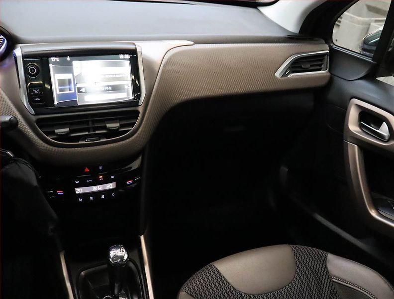 Peugeot 2008 (2013) 1.6 e-HDi, Automat, Navi - fotka 8 z 22