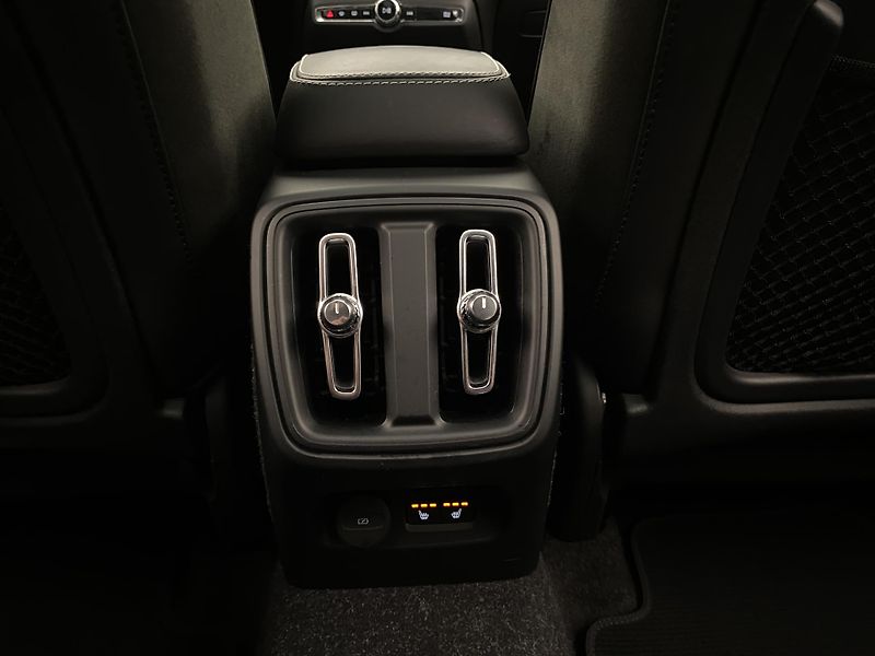 Volvo XC40 D4 AWD R-DESIGN AUT  - fotka 31 z 40