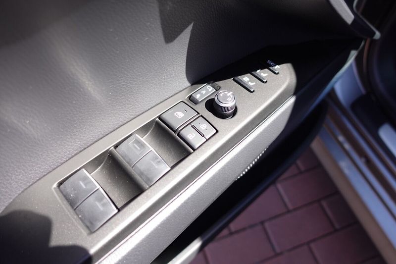 Toyota Camry 2,5 HEV Executive - fotka 10 z 36