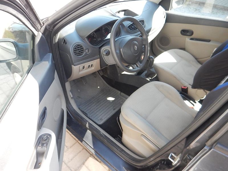 Renault Clio 1.4i, 72 kW, KLIMA - fotka 9 z 21