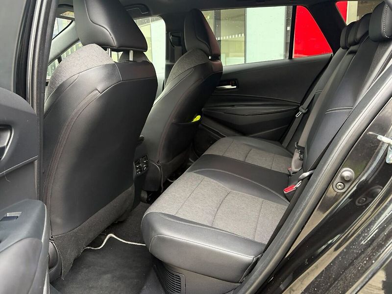 Toyota Corolla 1.8 Hybrid Style - fotka 14 z 19