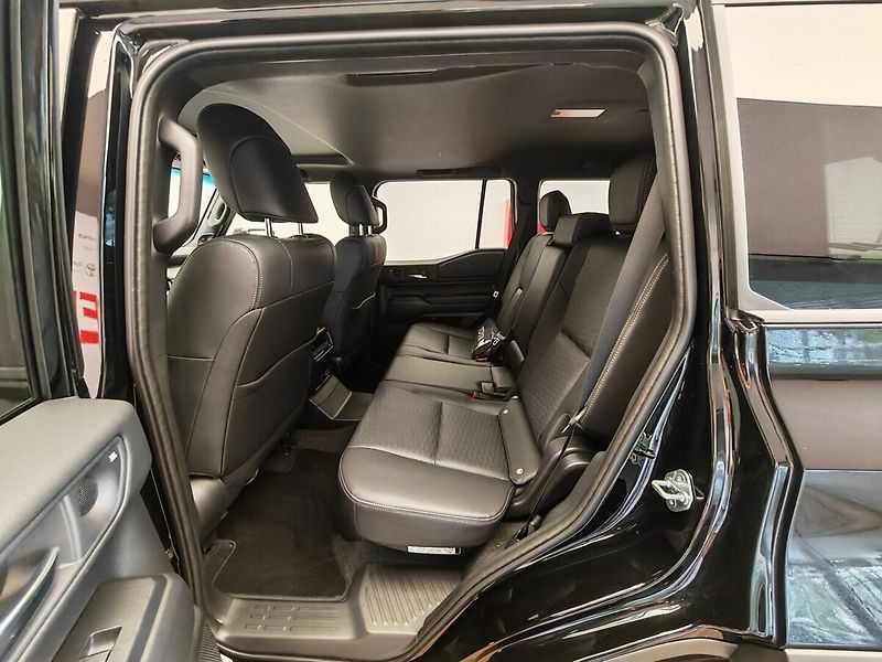 Toyota Land Cruiser 2.8L Diesel Executive 4x4 - fotka 26 z 48