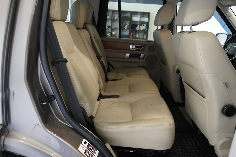 Land Rover Discovery DISCOVERY 4  3,0D SDV6 HSE 4WD - fotka 30 z 34
