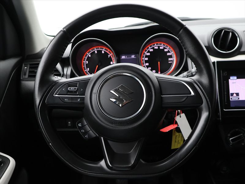 Suzuki Swift 1,2 DualJet 66kW Comfort 1.Maj - fotka 18 z 31