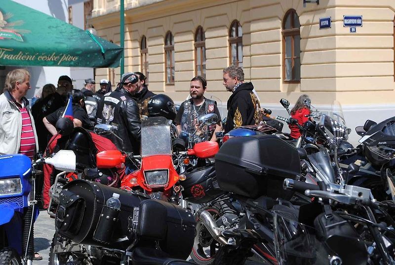 Třeboňské Masarykovo náměstí bylo motorkami doslova našlapané. Stovkám strojů požehnal tamní kaplan Jiří Kalaš.
