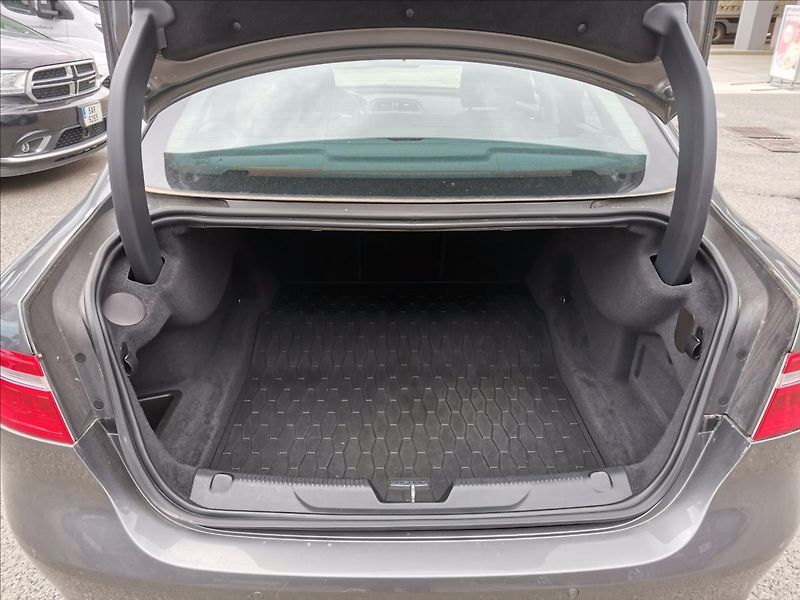 Jaguar XE 2,0 20t 147kW PURE 8AT - fotka 8 z 17