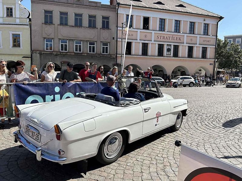 Krásný Jaguar z roku 1952 byl prvním vozem na trase.