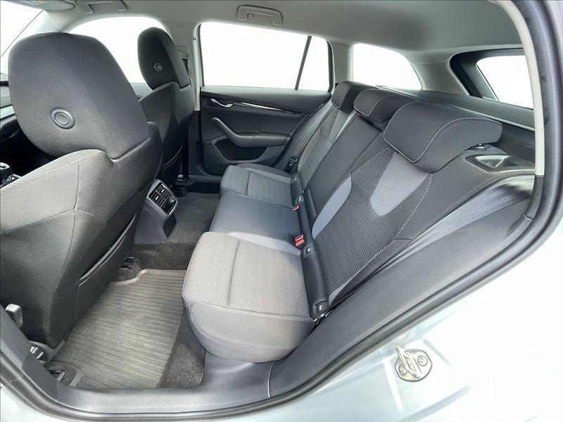 Škoda Octavia 2,0 TDI Combi Ambition Plus - fotka 16 z 23