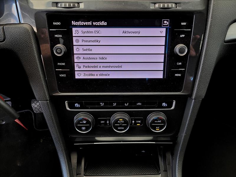 Volkswagen Golf 1,0 TSI,navi,digiklima,acc,alu - fotka 33 z 50