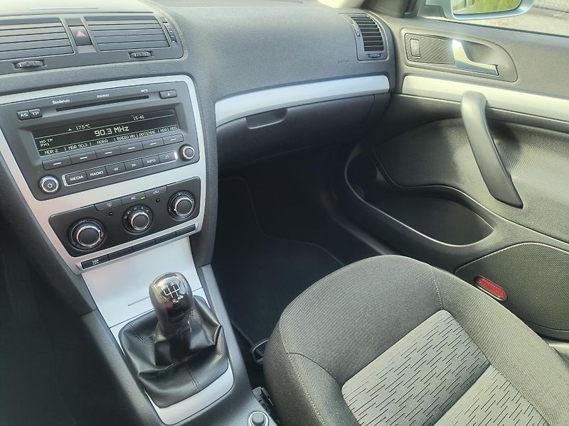 Škoda Octavia (2009) 1.6 MPi 75KW/AC/PC/PDC/TAŽNÉ - fotka 26 z 47