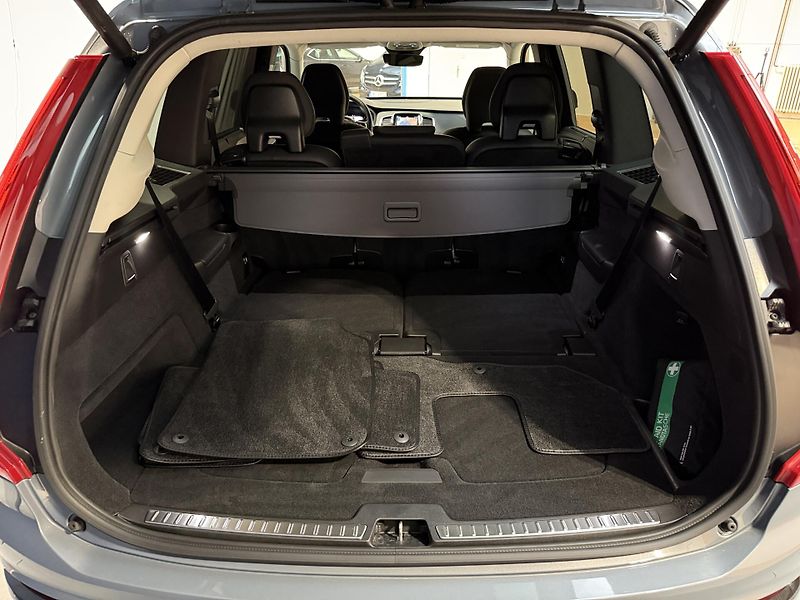 Volvo XC90 B5 AWD diesel Plus Dark Auto - fotka 15 z 17