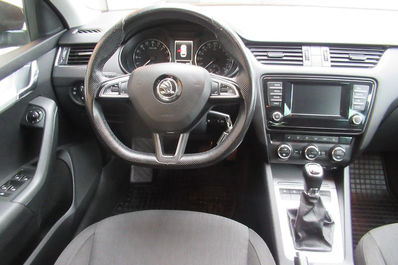 Škoda Octavia 1.6 TDI AUT. KLIMA NAVI TAŽNÉ - fotka 11 z 24
