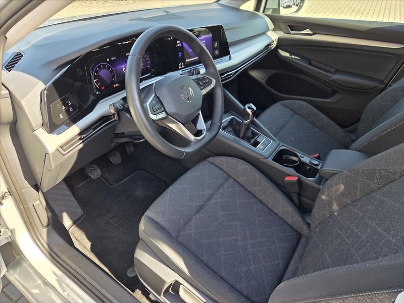 Volkswagen Golf 1,5 TSi 96kW Life ČR 1.maj Neh - fotka 9 z 22