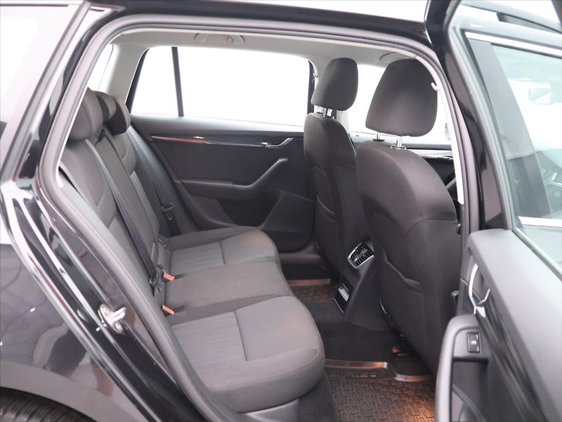 Škoda Octavia 1.6 TDI CZ Style Kessy LED DPH - fotka 12 z 27