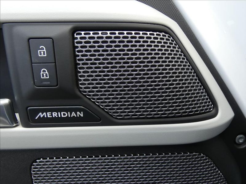 Land Rover Defender 3,0 110 D200 X-Dynamic SE,1maj - fotka 16 z 38