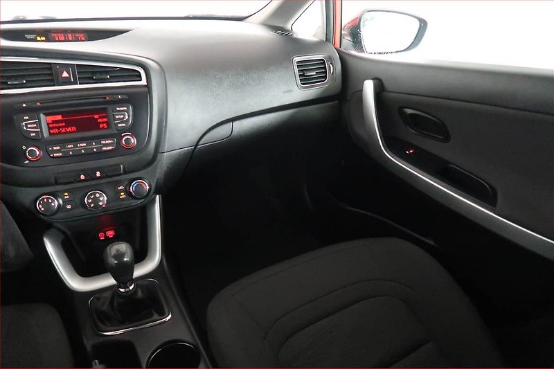 Kia Ceed (2018) 1.4 CVVT, ČR,1.maj, Serv.kniha - fotka 8 z 15