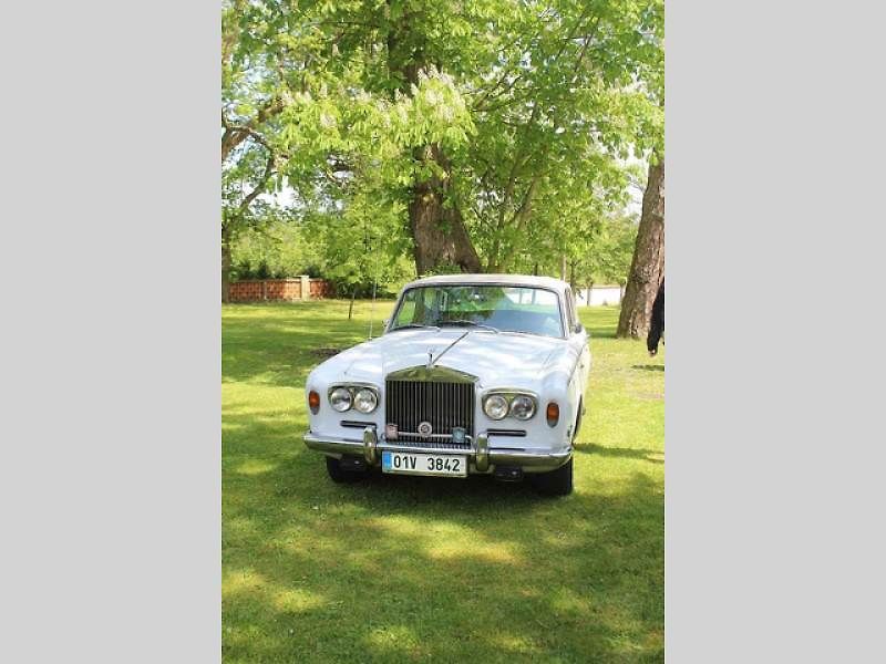 Luxusní vozy se v sobotu 4. května sjely na zámek do Lnář. Převládala auta značky Rolls-Royce.