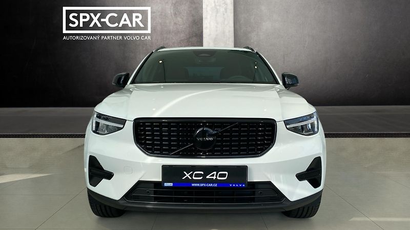 Volvo XC40 (2026) PLUS BLACK EDITION, B4 FWD, 14 - fotka 2 z 14