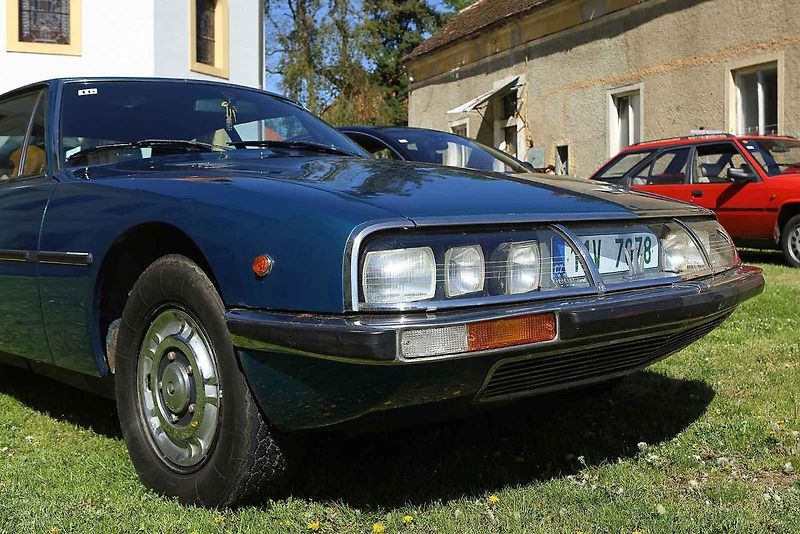 Jarní koulení - sraz automobilů a příznivců značky Citroën na zámku ve Svojšíně na Tachovsku.