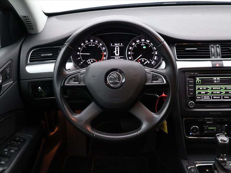 Škoda Superb 2,0 TDI 103kW DSG Elegance - fotka 19 z 31