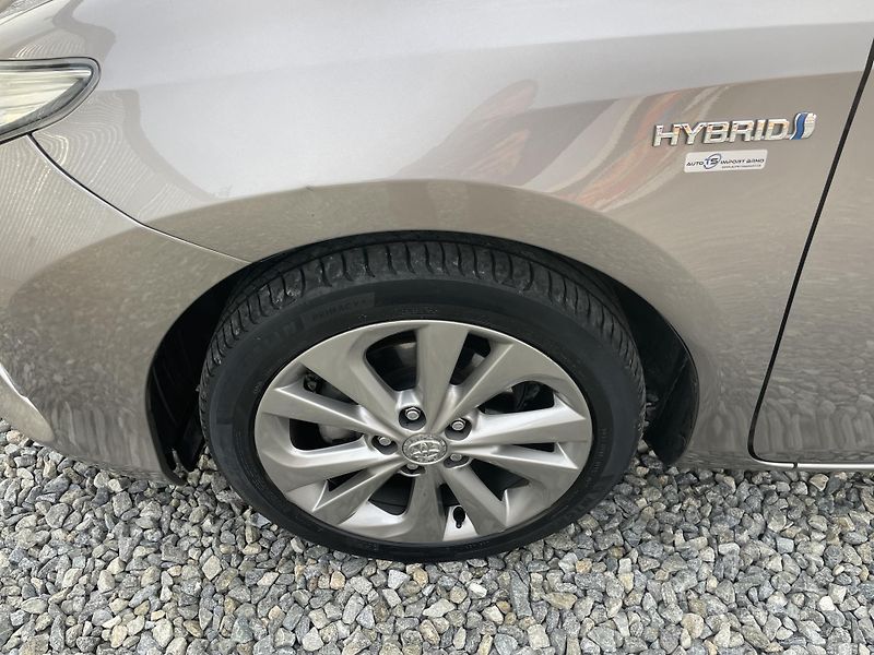 Toyota Auris 1.8i 16v HYBRID AUT NAVI CAM!! - fotka 12 z 166