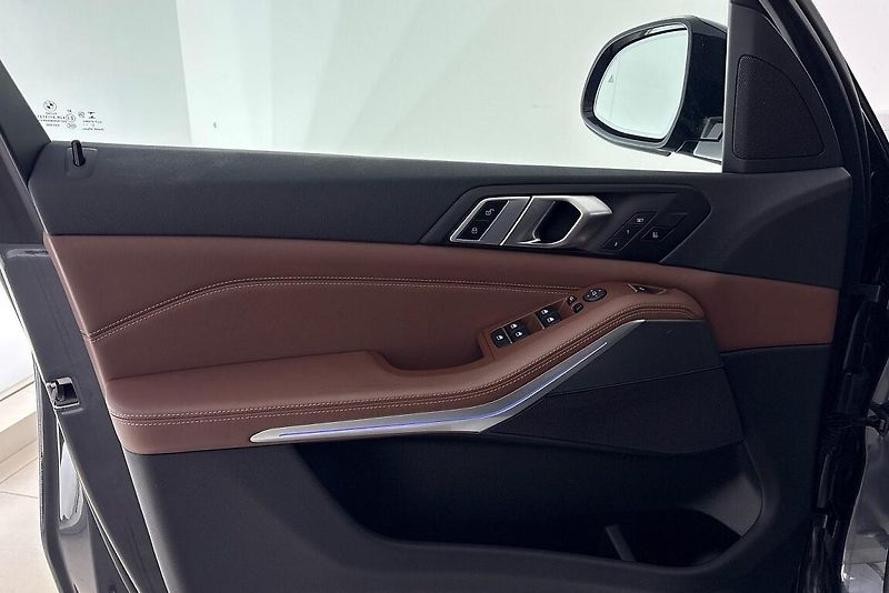 BMW X5 xDrive40i - fotka 17 z 27
