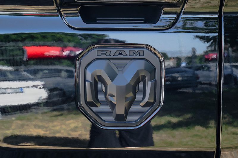 Dodge RAM (2023) 1500 5.7 HEMI V8 LIMITED/NIGHT - fotka 11 z 24