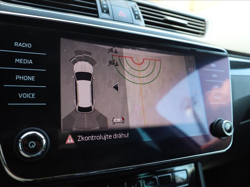 Škoda Superb 2,0 TDI SportLine Kamera ACC - fotka 24 z 36