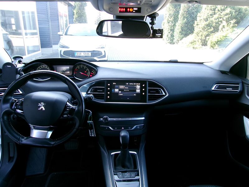 Peugeot 308 1.2i automat - fotka 17 z 22