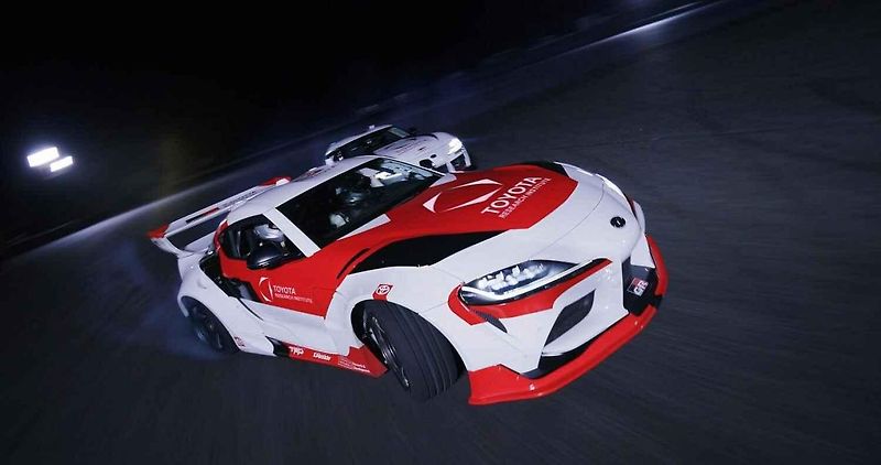 Toyota Supra při autonomním driftování v tandemu
