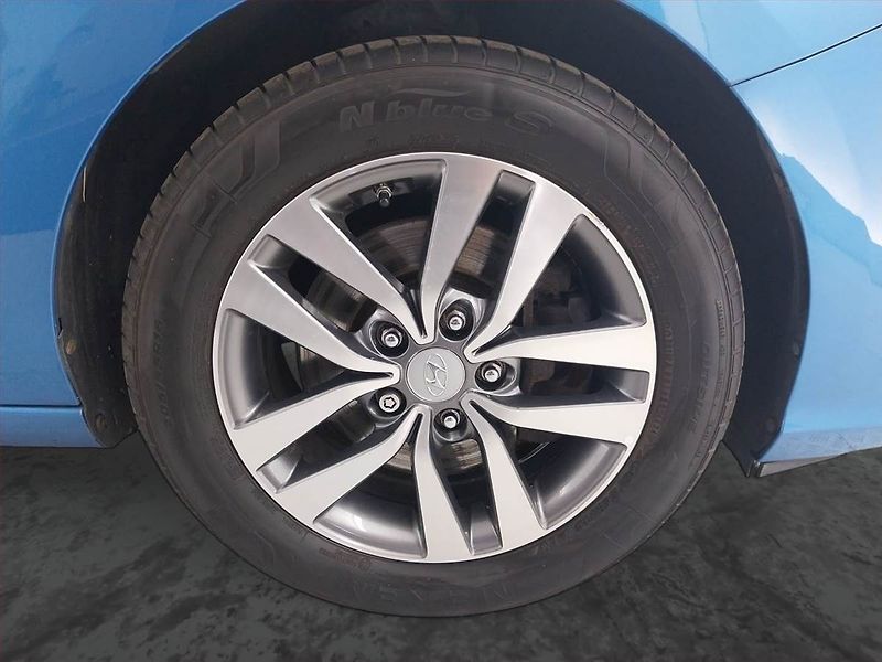 Hyundai i30 (2017) Trikolor 1.0 T-GDI, Serv.kniha - fotka 15 z 18