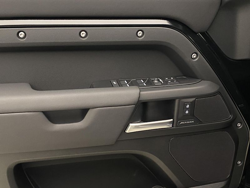 Land Rover Defender 110 D300 X-DYNAMIC SE AWD CZ - fotka 29 z 52