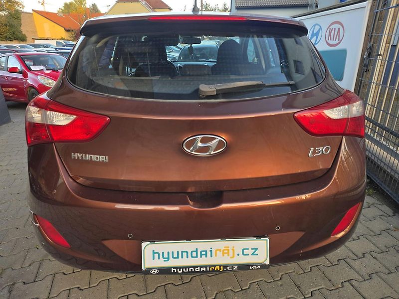 Hyundai i30 1.6-PĚKNÁ VÝBAVA-ODĚRKY - fotka 8 z 12