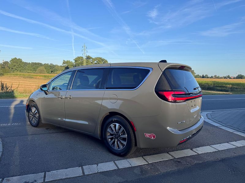 Chrysler Pacifica (2023) 3,6 Hybrid RU Radar Limit 2023 - fotka 3 z 20