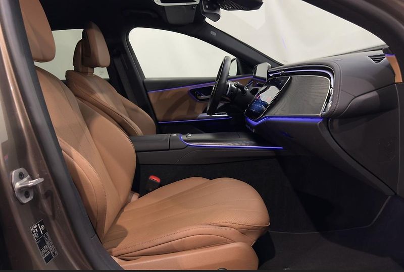Mercedes-Benz Třídy E 300 e AMG Ambient - fotka 23 z 24