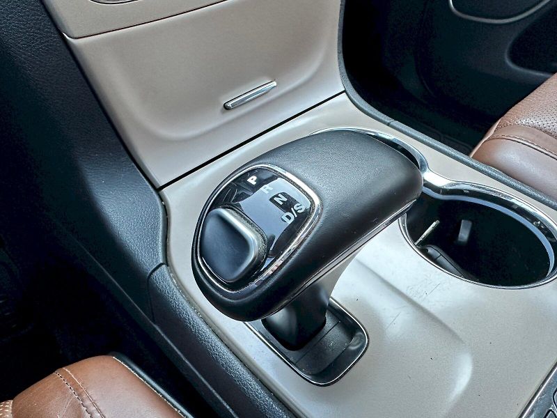 Jeep Grand Cherokee (2015) 3,0L V6 Diesel 184kW Summit 4W - fotka 19 z 26
